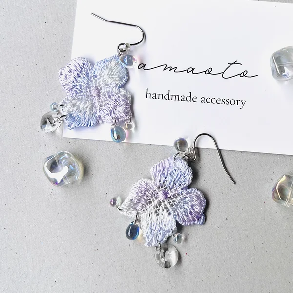 紫陽花の刺繍ピアス